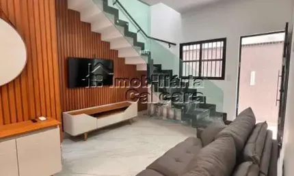 Casa em condomínio fechado com 02 dormitórios, com piscina e churrasqueira!!!