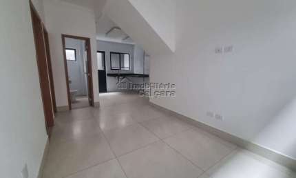 Casa com 02 dormitórios em condomínio fechado, com piscina e churrasqueira!!!