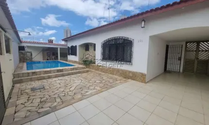 Casa com 02 dormitórios, com piscina á 200 metros da praia no jardim imperador!!!