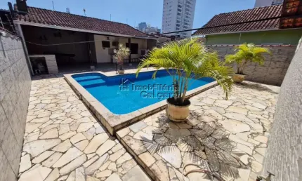 Casa com 03 dormitórios, isolada com piscina e churrasqueira!!!