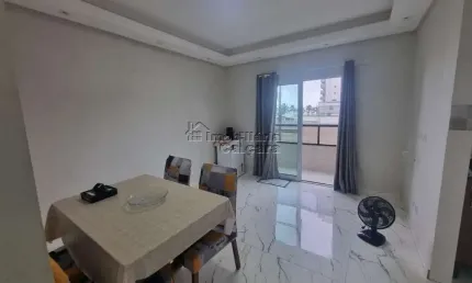 Casa em condomínio fechado, com 02 dormitórios, á 80 metros da praia!!
