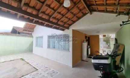 Casa com piscina no Jardim Real, á 400 metros da praia, com 02 dormitórios!!