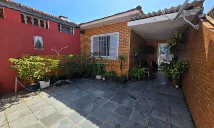 Casa com 02 dormitórios, no Caiçara á 200 metros da praia