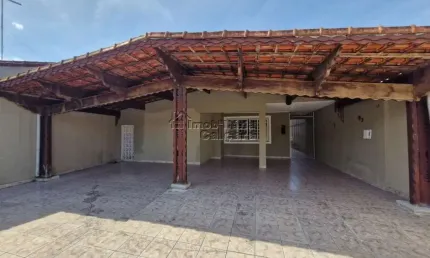 Casa com 02 dormitórtiros, isolada no Jardim Imperador á 200 metros da praia!!!