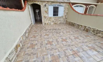 Casa com 03 dromitórios, á 100 metros da praia no Jardim Real!!!