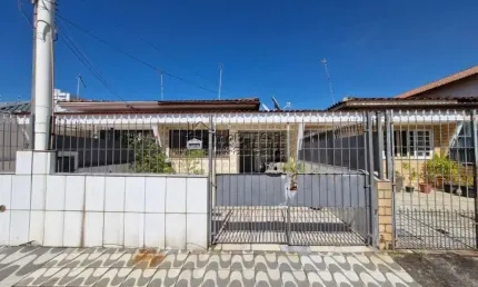 Oportunidade no Jardim Real, casa com 02 dormitórios á 200 metros da praia