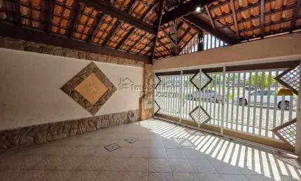 Casa com 03 dormitórios no Caiçara, á 600 metros da praia!!!