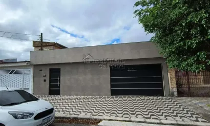 Casa isolada, com PISCINA á 400 metros da praia, com 02 dormitórios!