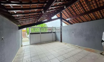 Casa com 02 dormitórios e edícula á 100 metros da praia, no Maracanã!
