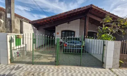 Casa á venda com 03 dormitórios, á 300 metros da praia no solemar!!