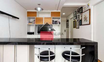 Descubra o charme e a praticidade neste encantador apartamento de 56m2, localizado no coração de Sa