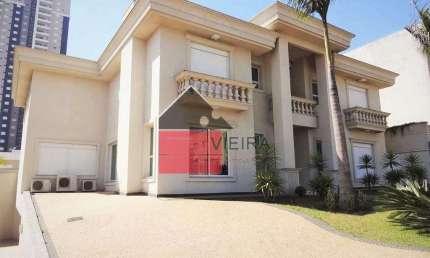 Casa em um condomínio clube, localizado em uma área nobre em frente ao São Francisco Golf Club, à v