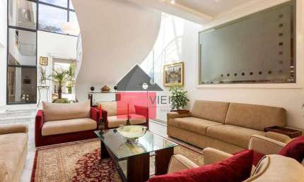 Magnífica casa em condomínio fechado é a epítome do luxo e conforto, ideal para quem busca uma resi