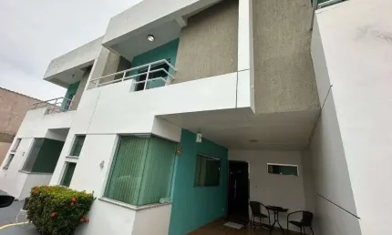 Sobrado mobiliado, próximo a Faculdade Nilton Lins, 03 quartos, 3 banheiros, sala ampla, linda a cas