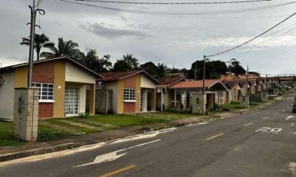 Casa terrea próximo a Ponte sobre o Rio Negro, com 55m², terreno de 160,m². 02 vagas, pode ser fin.