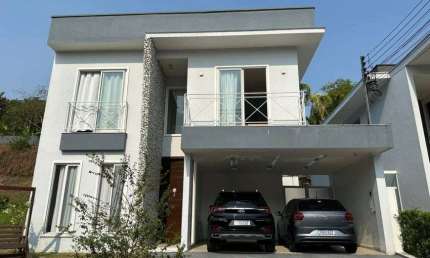 Casa lindíssima, dois andares, 250m². 04 quartos, completamente mobiliada, residencial Tridentes