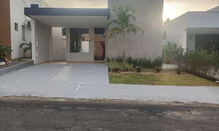 Casa térrea com 03 suítes, condomínio Forest Hiils, bem localizada