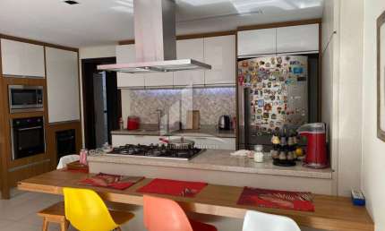 Casa Averbada, com Mobilia e Piscina no bairro Floresta !!