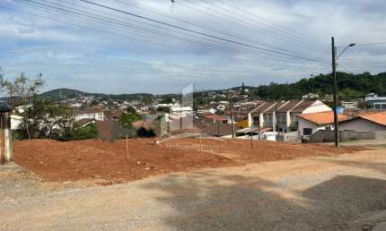 Terreno de esquina 17m x 30m no bairro Petrópolis !!
