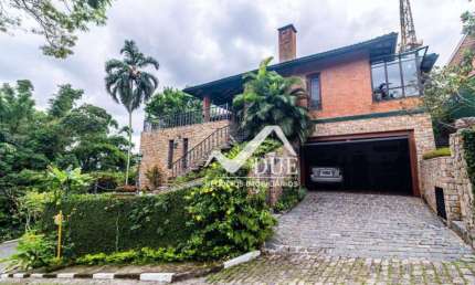 Casa tipo sobrado no Morro Santa Terezinha com 400m² de área construída.