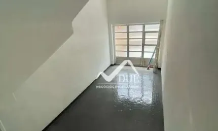 Sobrado isolado em excelente localização. 168m² de área útil.