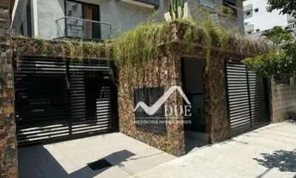 Sobrado de vila, excelente localização,dois quartos com suítes, sala com lavabo