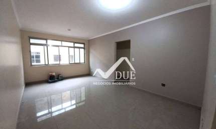 Apartamento 3 dormitórios, 2 banheiros, vaga demarcada, portaria, 100% reformado com 94m2 de áreà útil. Santos no Marapé próximo a Carvalho.