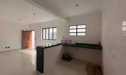 Casa sobreposta térrea com 3 suítes sendo 1 privativa e 2 americanas, no Embaré só 950 mil com 2 vagas. Novinha!!!