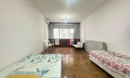 Sala living, na quadra da praia R .Arthur Assis. Pode ser dividido pois tem 50m2 de área útil com elevador e vaga  R$ 305.000 - Boqueirão - Santos/SP