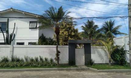 Vendo linda casa em Vargem Grande condomínio fechado.