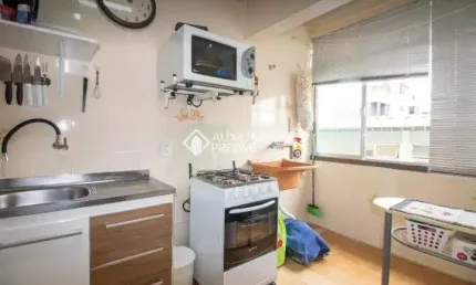Apartamento de 2 dormitórios, de fundos, banheiro, sala cozinha