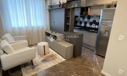 Apartamento semi mobiliado de 2 dormitórios, vaga coberta e escriturada