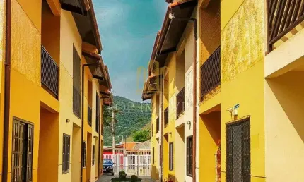 Oportunidade - Casa com 2 Quartos 500 m. da Praia de Maranduba.