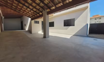 Vende Casa Comercial com 8 Salas sendo 5 salas com banheiro Recepção Ampla Próximo Av. Murchid Homsi