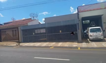 Vendo Casa de fundo com Salão Comercial na frente na Av. Galeazzi.