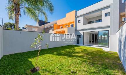 CASA EM CONDOMINIO COM 03 SUITES TERRENO NOS FUNDOS