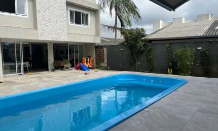 Casa com 3 quartos para alugar na Avenida Paranaguá, 418, Caiobá, Matinhos