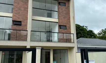 EXCELENTE TRIPLEX A DUAS QUADRAS DO MAR – BALNEÁRIO MONÇÕES