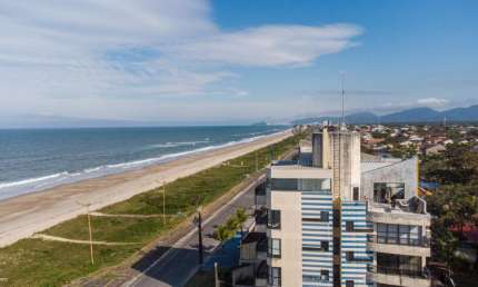 Ótimo apartamento em Matinhos, de frete para a praia
