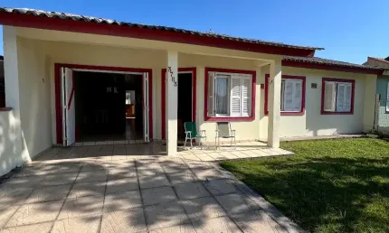 Excelente casa com 3 dormitórios a apenas 150 metros do mar no bairro salinas