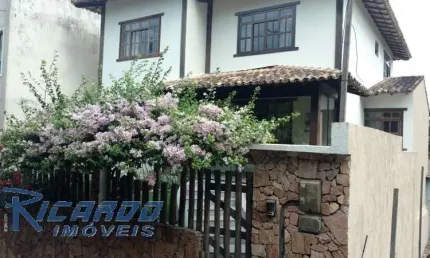 Casa Duplex à Venda com 5 Quartos na Praia do Ribeiro em Vila Velha-ES.