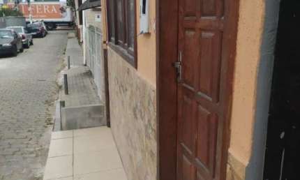 Casa à venda em Nova Friburgo-RJ muito bem localizada, no Centro da cidade. Ponto comercial na frente e duas moradias independentes.