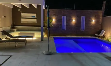 Casa Duplex à venda, decorada, alto padrão composta de 3 quartos, suíte máster, na Praia do Morro, Guarapari ES.