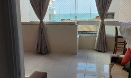 Apartamento à venda com vista mar, com dois quartos (1 suíte), varanda, sala de estar e jantar, área de serviço e 1 vaga de garagem e elevador.