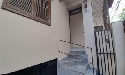 Casa à venda em Copacabana-RJ, com 2 quartos (1 suíte), cozinha com armários planejados, 1 vaga de garagem + dependência de empregada Próximo ao metrô