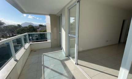 Apartamento à venda com 2 quartos, 1 suíte, varanda de frente para rua, 1 vaga de garagem e localização privilegiada. Prédio com elevador