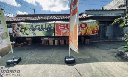Casa comercial à venda, com ponto de frente para uma das principais avenidas da Praia do Morro, ainda conta com 6 suítes para locação de temporada.