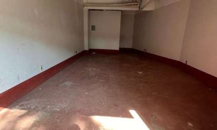 Vende-se loja em Guarapari, na Praia do Morro, 400 m da praia, térreo, nunca usada.