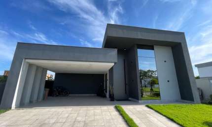 Venha se encantar com esta maravilhosa casa linear à venda no prestigiado Condomínio Alphaville Jacuhy, em Serra - ES.
