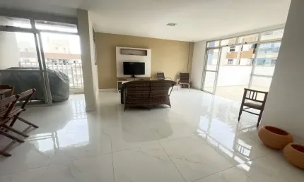 Cobertura à venda com 3 quartos, sendo duas suítes, amplas salas de estar/jantar, muito arejado, com áreas laterais e dependência completa.